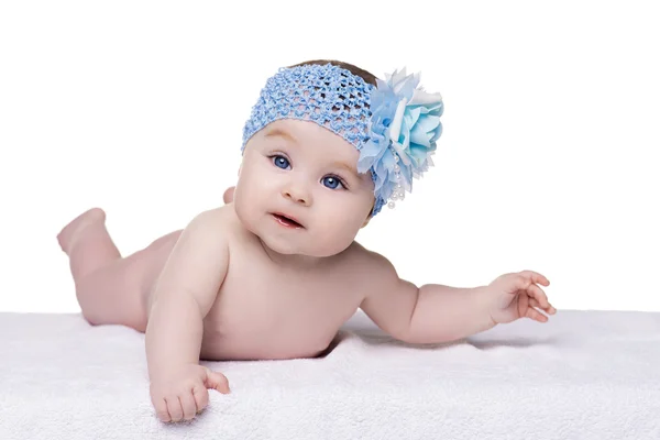Маленька дівчинка з синьою квіткою на голові — стокове фото