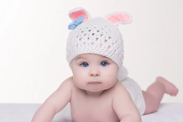 Retrato de bebé en sombrero de punto blanco con orejas conejito — Foto de Stock
