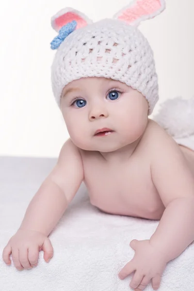 Beyaz örgü şapka kulakları tavşanlı bebek portresi