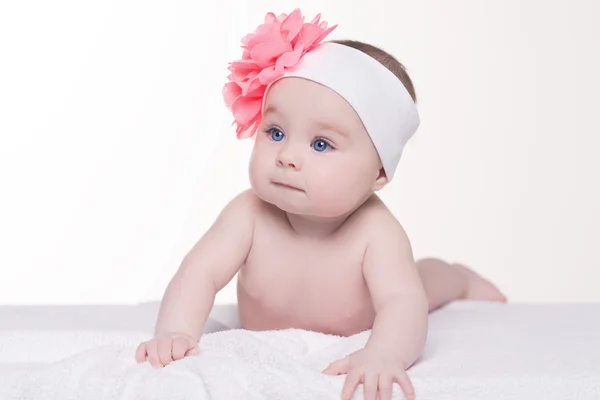Linda niña con flor de arco rosa en su cabeza — Foto de Stock