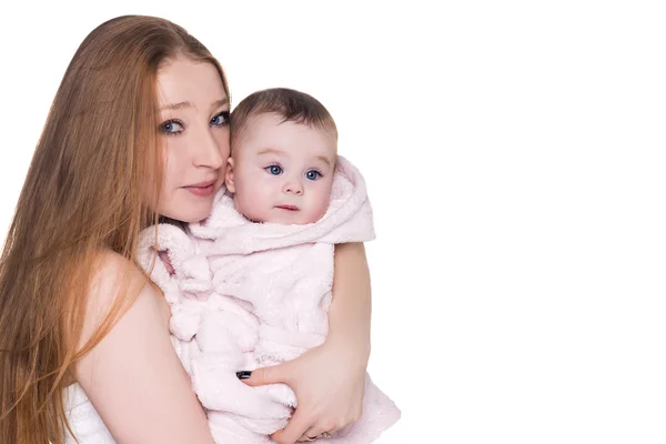 Amorosa madre con su bebé después de la ducha —  Fotos de Stock