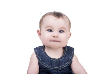 oturma ve gülümseyen mavi gözlü şirin bebek