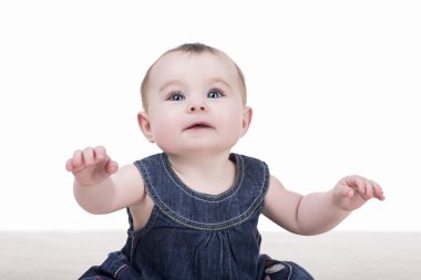 beyaz zemin üzerine mavi gözlü sevimli bebek