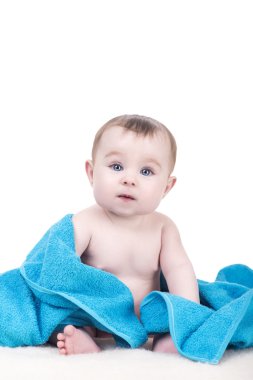 Şirin Bebek battaniye mavi havlu/battaniye ile oturup...