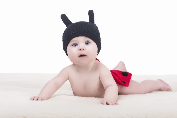 boynuzları olan örgü şapkalı şirin bebek