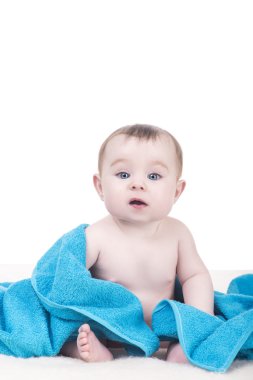Şirin Bebek battaniye mavi havlu/battaniye ile oturup...