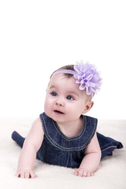 Şirin Bebek kız kafasına yay çiçekli