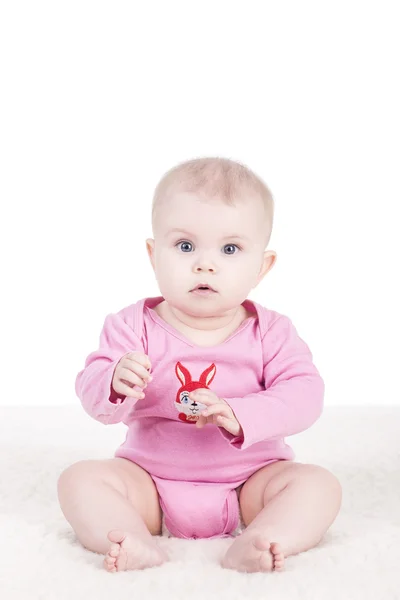 Bonito bebê menina sentado no o cobertor — Fotografia de Stock