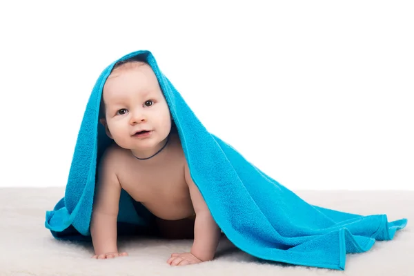 Bonito bebê criança sorrindo sob azul toalha / cobertor — Fotografia de Stock