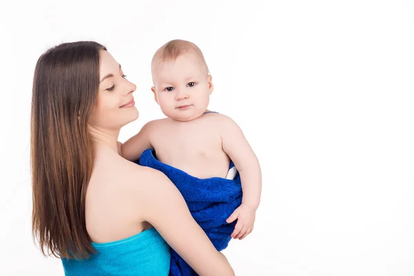 Sevgi dolu bir anne ile bebeği duş sonra — Stok fotoğraf