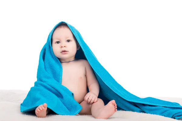 Bebê bonito sentado em cobertor com toalha azul / cobertor — Fotografia de Stock