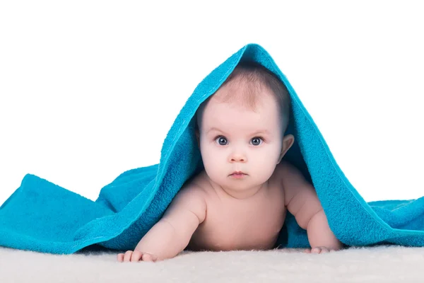 파란 수건에서 큰 눈을 가진 아기 어린이 — 스톡 사진
