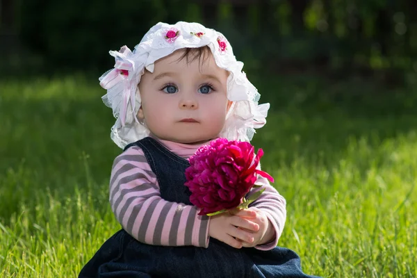 Baby girl on nature in the park outdoor — Stock Photo, Image