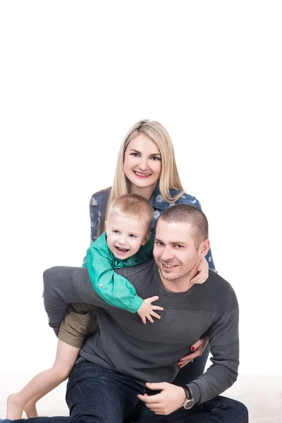 Счастливая семья с ребенком, улыбающимся на белом, изолированном — стоковое фото