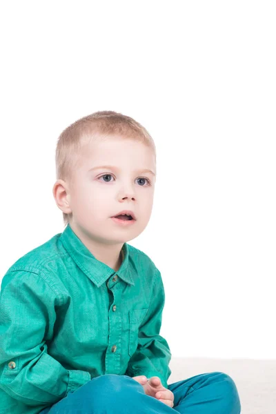 Paket üzerinde oturan ve uzağa bakarak çocuk çocuk — Stok fotoğraf