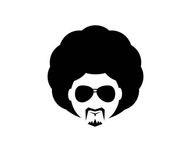 Gözlüklü afro saç stili.
