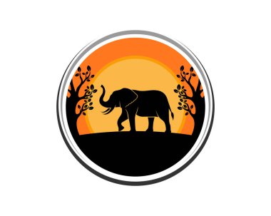 Günbatımı manzaralı yürüyen bir fil.