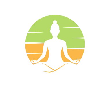 Kadın meditasyonu arkasında gün batımı