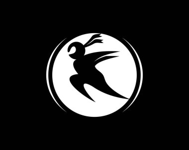 Arkasında ay ışığı olan zıplayan ninja.