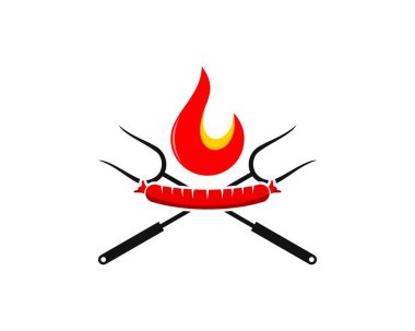 Mangal çatalını sosis ve ateşle karıştır.