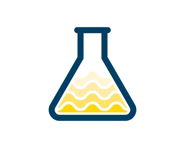 黄色の水の液体を内部に持つ三角形のボトル実験室 — ストックベクタ