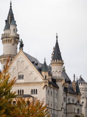 Sonbaharda Neuschwanstein Şatosu