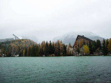 dağlarda bir göl manzarası