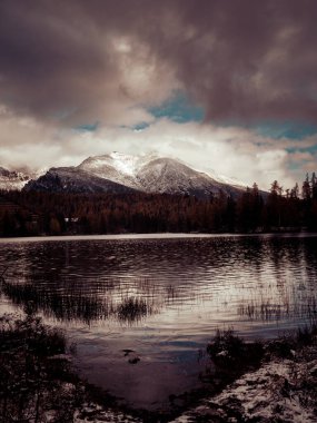 Kışın dağların güzel manzarası.