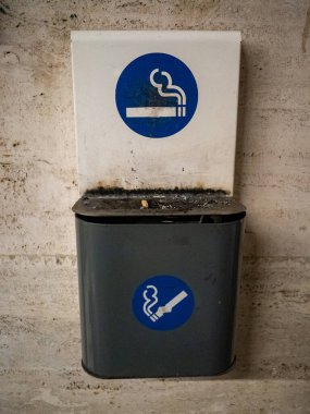 Duvarda sigara içilmeyen tabela.