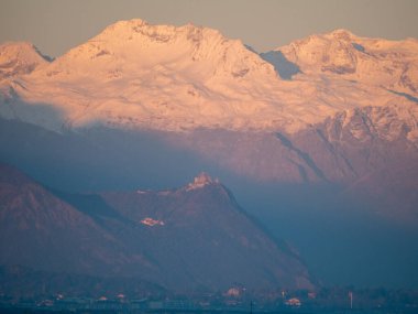 Akşamları dağın üzerinden gün batımı