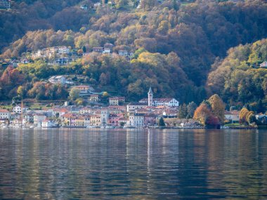 İtalya, Torino, Orta San Giuli Gölü ve küçük köy; manzara, şehir, sokak yiyeceği, içecek, 