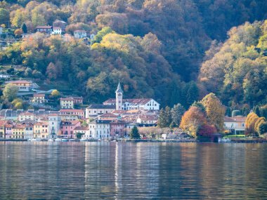 Sonbaharda göl kenarı.