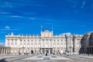 Madrid - İspanya - 12 Ocak 21: 00: 12: 00 İspanya 'nın başkenti Madrid' deki kraliyet sarayının manzarası