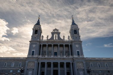 Madrid, İspanya - 26 Aralık, 2 0. 21: Yaz mevsiminde Madrid Kraliyet Sarayı, İspanya