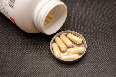 Ahşap arka planda hapları ve kapsülleri kapat