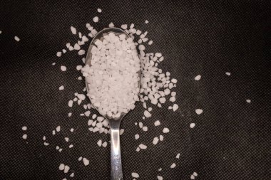 Şeker, tuz, kaşığa un.