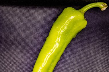 yeşil biber, masada sağlıklı sebzeler, siyah arkaplan