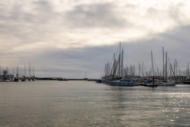 Yat limanında tekneler