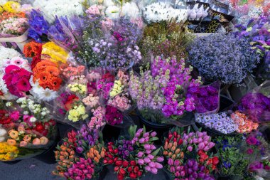 Çiçekli bir pazar.