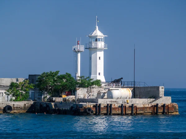 Weißer Leuchtturm an der Küste lizenzfreie Stockfotos