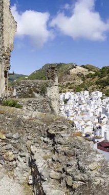Beyaz Casares köyünün dikey görüntüsü kaleden görüldü, üzerinde mavi gökyüzünü gösteren geniş bir kopya alanı var. Güney İspanya 'nın tipik parlak manzarası.