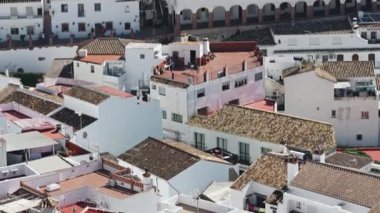 Beyaz Mijas köyünü gösteren bir bakış açısından dikey görüntü, arka planda tipik mimari ve mavi gökyüzünün ayrıntıları, kopyalama alanı. Mijas, Endülüs, İspanya.