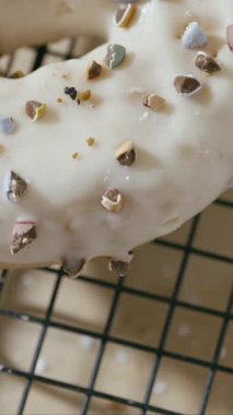 Renkli kırıntılarla dolu siyah metal bir rafta, tepeden tırnağa dikey çekim yapmak, odak noktasından başlayıp odak noktasını kaybetmektir. Modern yemek dokusu ve tatlı tatlı konsepti.