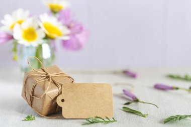 Yumuşak dokuları olan paketlenmiş hediye kutusunu kapat. Kutlama ve yaşam tarzı kavramları için minimal ve zarif kompozisyon.