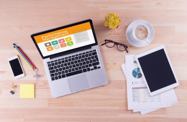 laptop ekranında perfomance yönetimi ile