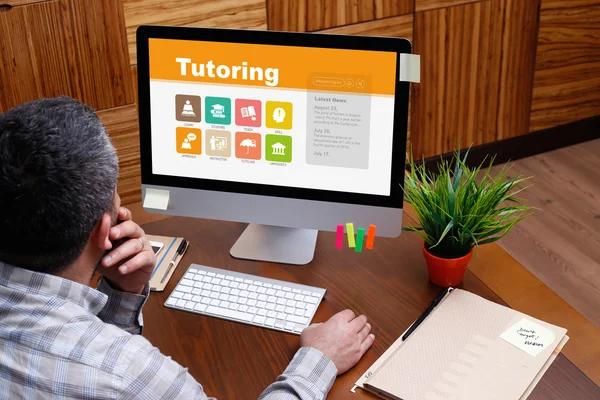 Man working on computer at desk — Stock Photo, Image