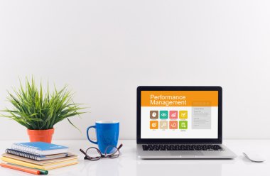 laptop ekranında perfomance yönetimi ile