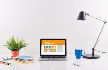 Laptop ekran üzerinde varlık yönetimi ile