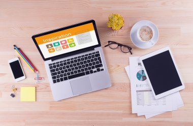 laptop ekranında ilham ile