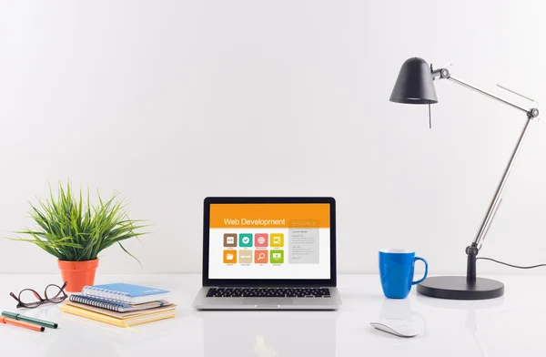 ノート パソコンの画面で web 開発 — ストック写真